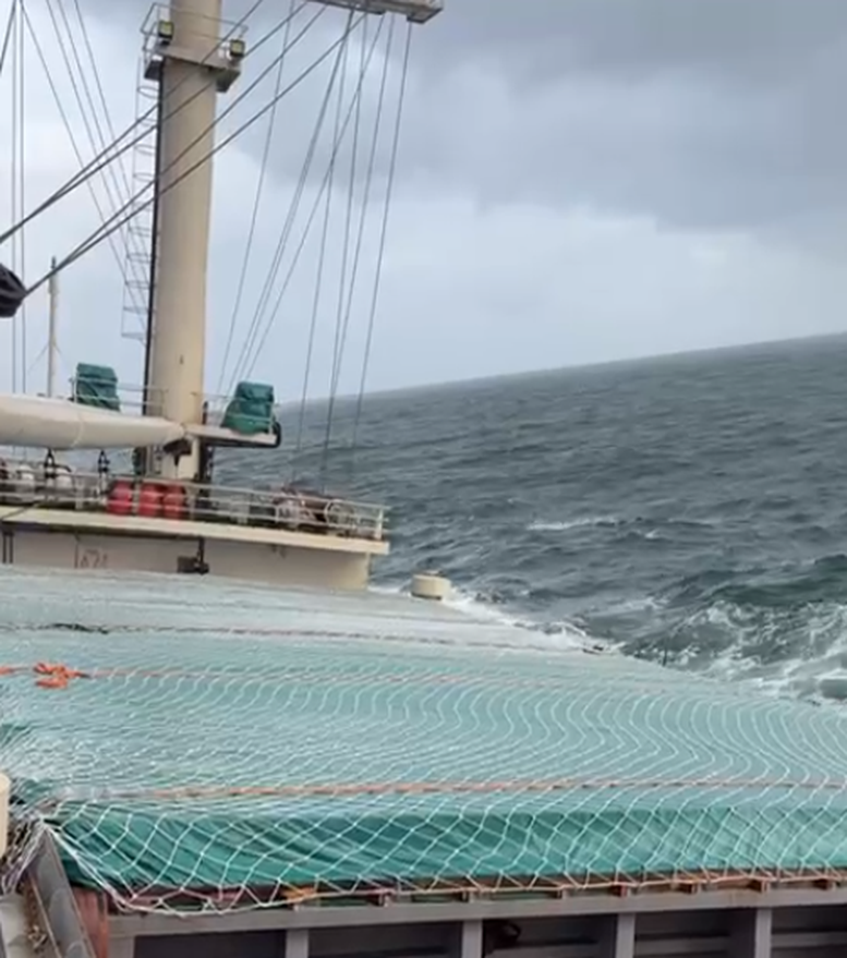 ជួយសង្គ្រោះសមាជិកនាវិកវៀតណាម ១៣ នាក់នៅលើកប៉ាល់ដែលកំពុងមានបញ្ហាក្នុងដែនទឹកម៉ាឡេស៊ី - រូបថត ២. Giải cứu 13 thuyền viên Việt Nam trên tàu gặp sự cố tại vùng biển Malaysia- Ảnh 2.