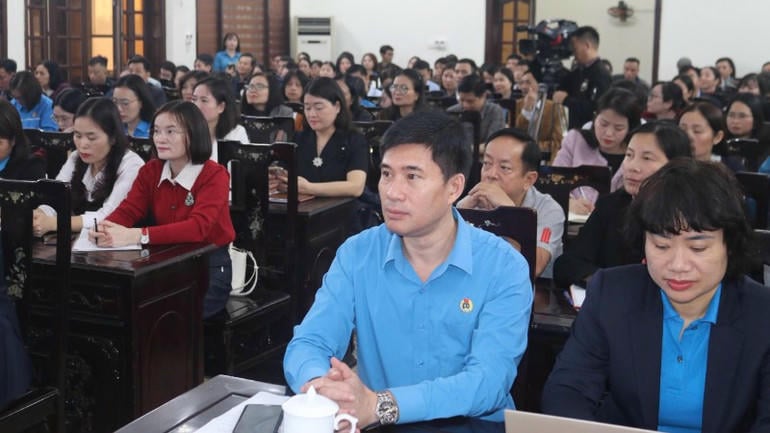 200 делегатів є головами та заступниками голів низових профспілок Федерації праці провінцій Тхань Хоа та Нінь Бінь.