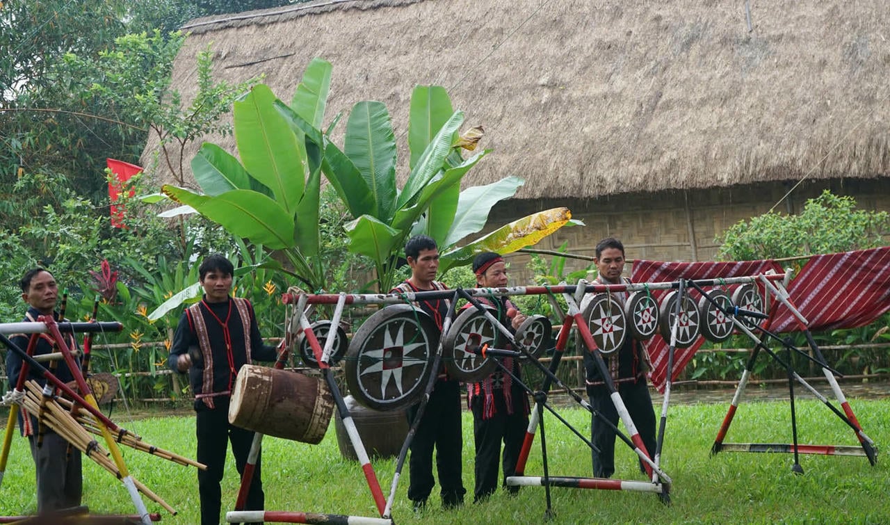 En venant dans la commune de Huu Lien, les visiteurs peuvent participer à des activités pour découvrir la culture et les arts populaires.