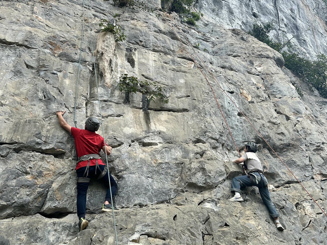À Huu Lien, les touristes peuvent s'initier à l'alpinisme en utilisant des cordes de sécurité et des équipements de protection conformes aux normes de sécurité internationales.