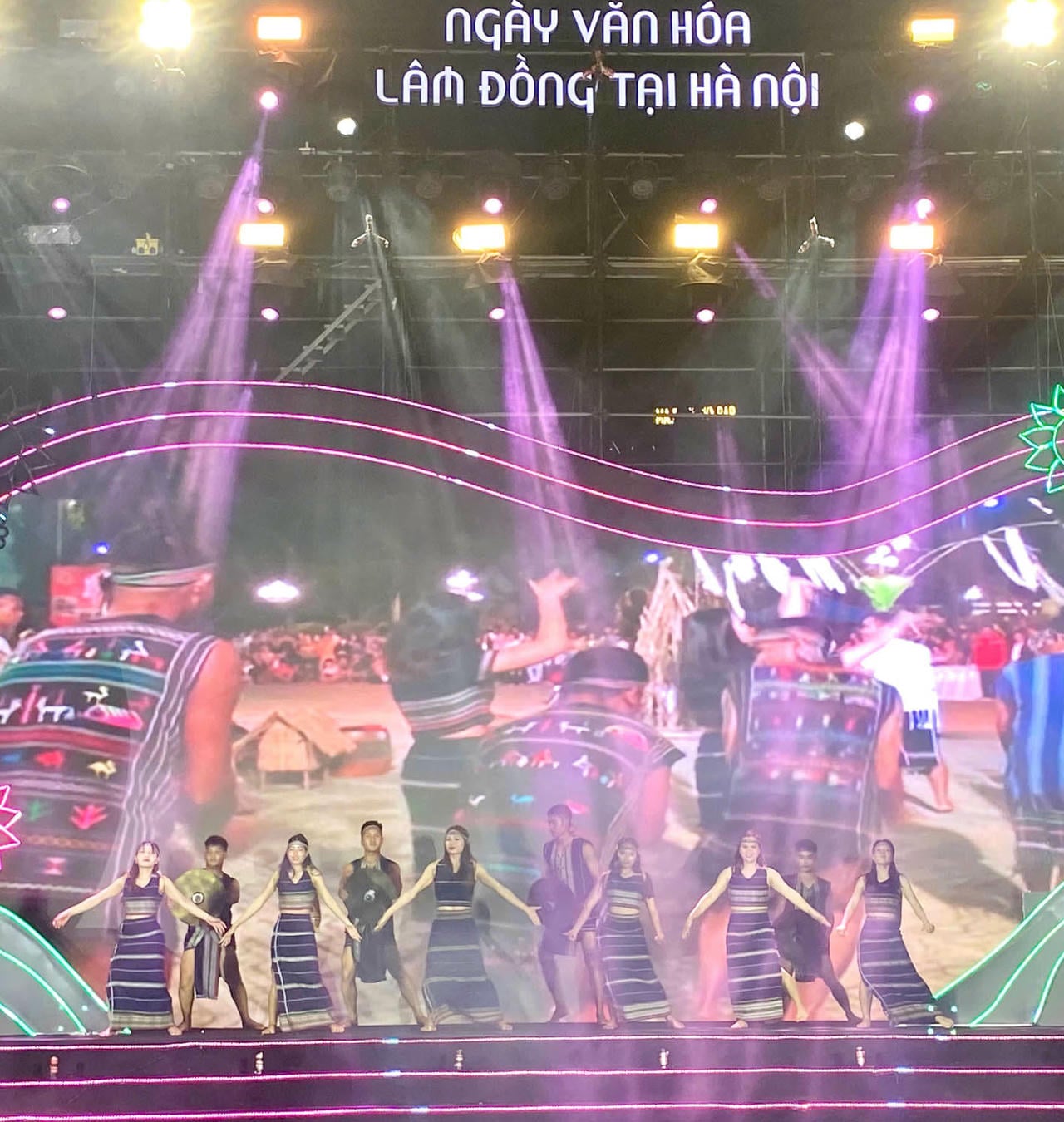 ເຖິງວ່າຍຸດທະສາດ 2486/QD-TTg ຈະເປີດໂອກາດອັນໃຫຍ່ຫຼວງໃຫ້ແກ່ການພັດທະນາຊັບພະຍາກອນມະນຸດທີ່ມີຄຸນນະພາບສູງ, ແຕ່ຍັງມີສິ່ງທ້າທາຍຫລາຍຢ່າງສຳລັບອຸດສາຫະກຳວັດທະນະທຳ.