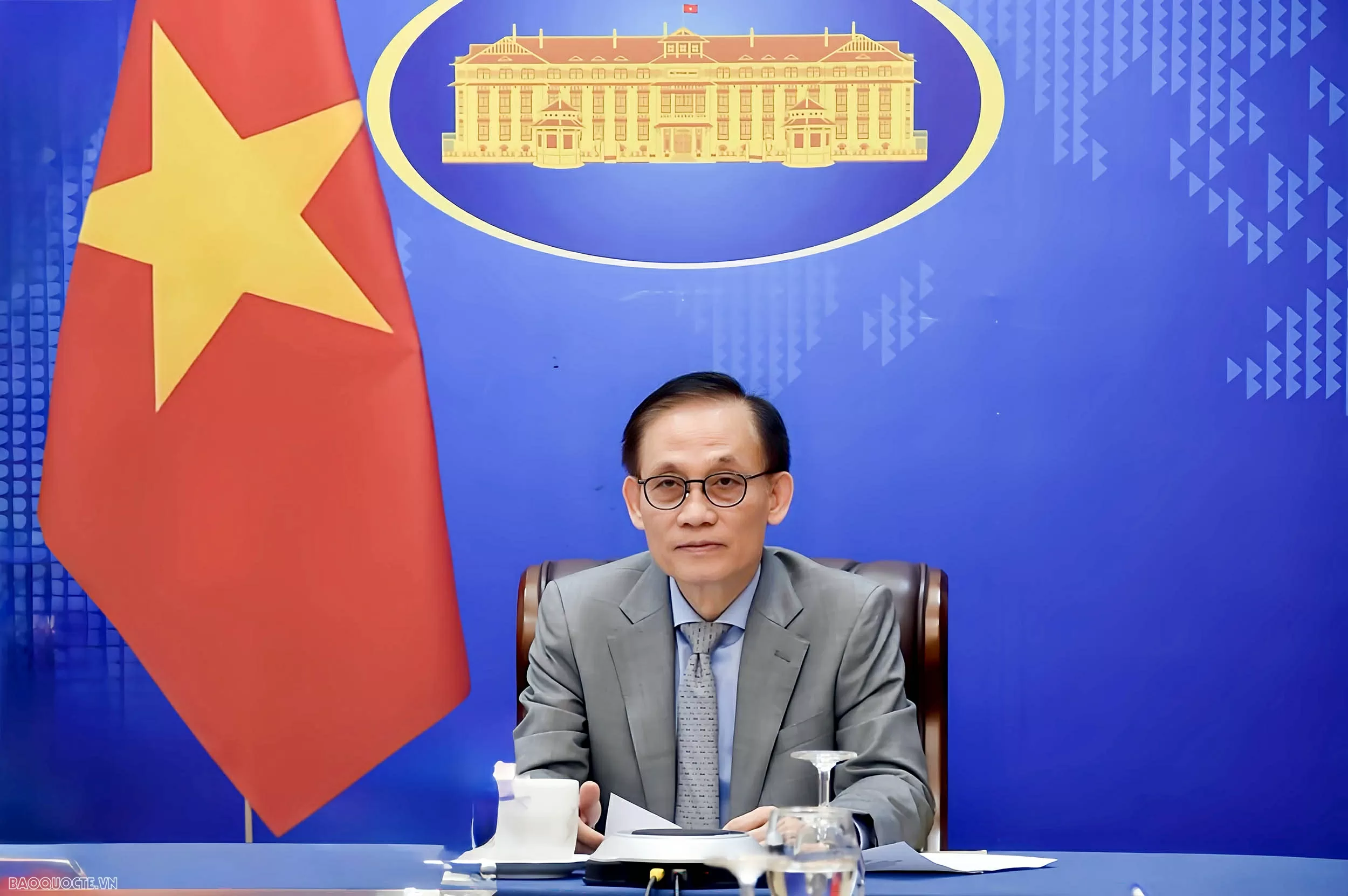 Minister van Buitenlandse Zaken Le Hoai Trung zal de 21e vergadering van de Gemengde Commissie Vietnam-Cambodja medevoorzitten. Bộ trưởng Ngoại giao Lê Hoài Trung sẽ đồng chủ trì Kỳ họp lần thứ 21 Ủy ban Hỗn hợp Việt Nam - Campuchia