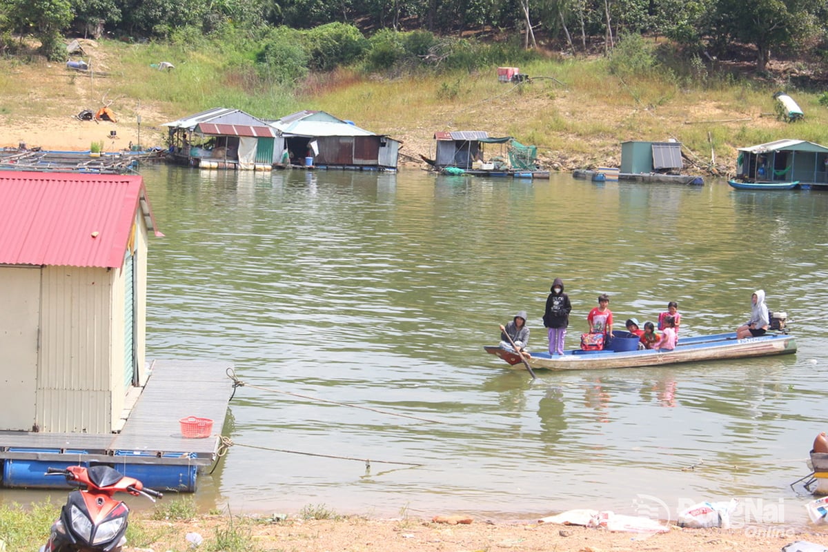 Barn till fiskare i byn Suoi Tuong, kommunen Tri An, provinsen Dong Nai, på väg till välgörenhetskurs.