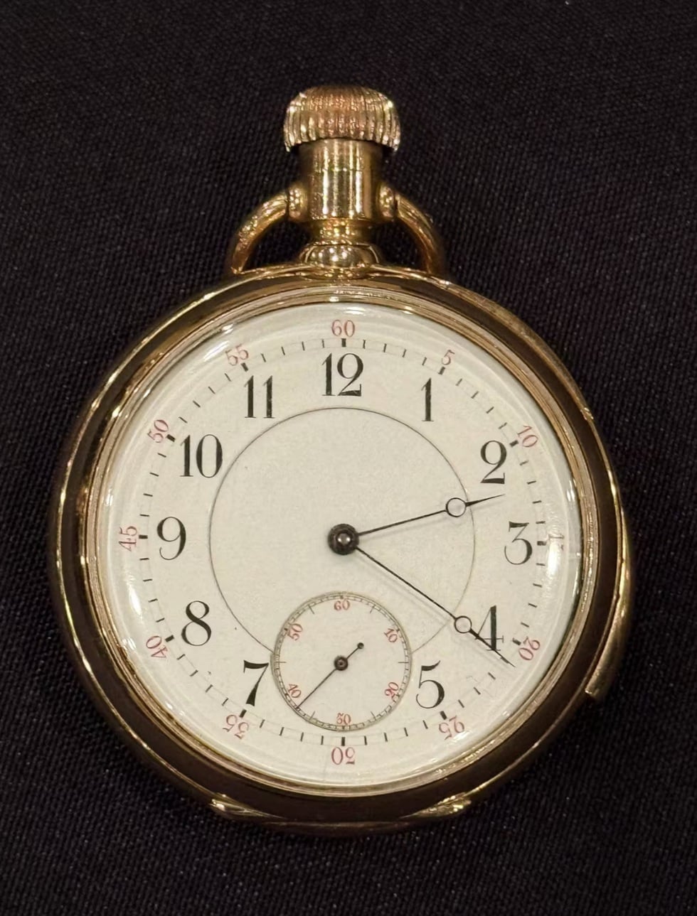 នាឡិកាមាសរបស់គូស្នេហ៍ល្បីនៅលើកប៉ាល់ទីតានិកលក់ក្នុងតម្លៃ ៦០ ពាន់លានដុង - រូបថត ១. Đồng hồ vàng của cặp đôi nổi tiếng trên tàu Titanic được bán 60 tỉ đồng- Ảnh 1.