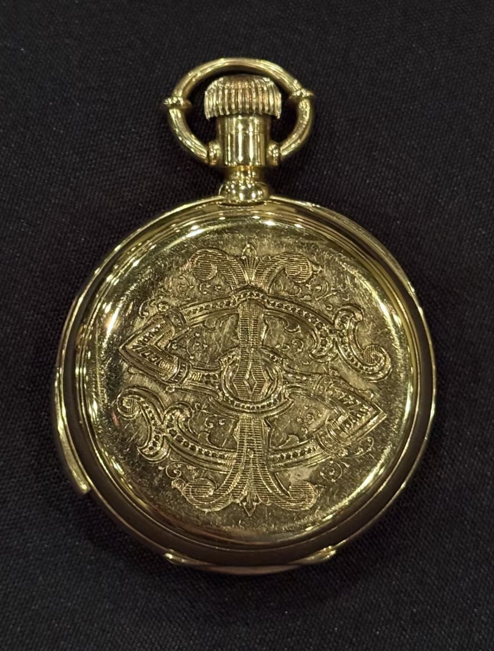 នាឡិកាមាសរបស់គូស្នេហ៍ល្បីនៅលើកប៉ាល់ទីតានិចលក់ក្នុងតម្លៃ ៦០ ពាន់លានដុង - រូបថត ២. Đồng hồ vàng của cặp đôi nổi tiếng trên tàu Titanic được bán 60 tỉ đồng- Ảnh 2.