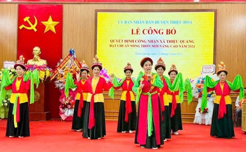 ກ່ຽວກັບທຽວກວາງ, ໄດ້ຮັບຟັງນິທານກ່ຽວກັບການຮັກສາການຟ້ອນໂຄມໄຟ ແລະ ການຮ້ອງເພງ Cheo ບູຮານ.