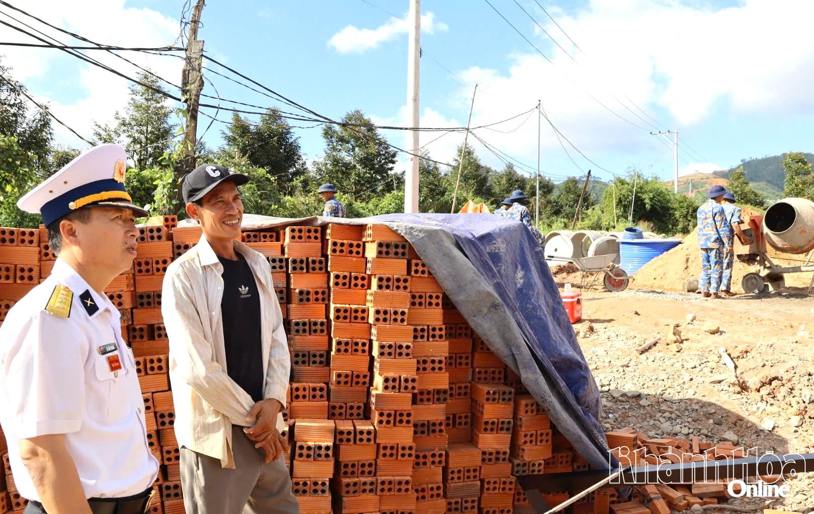 Đại tá Lê Tiến Thành trao đổi với ông Trần Văn Sao