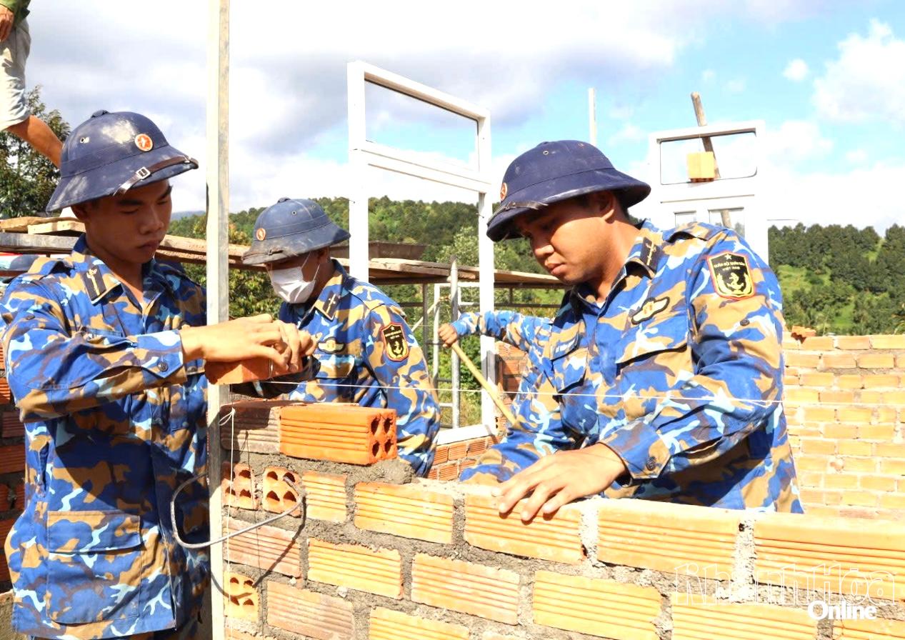 Các chiến sĩ đang triển khai xây dựng nhà ông Sao