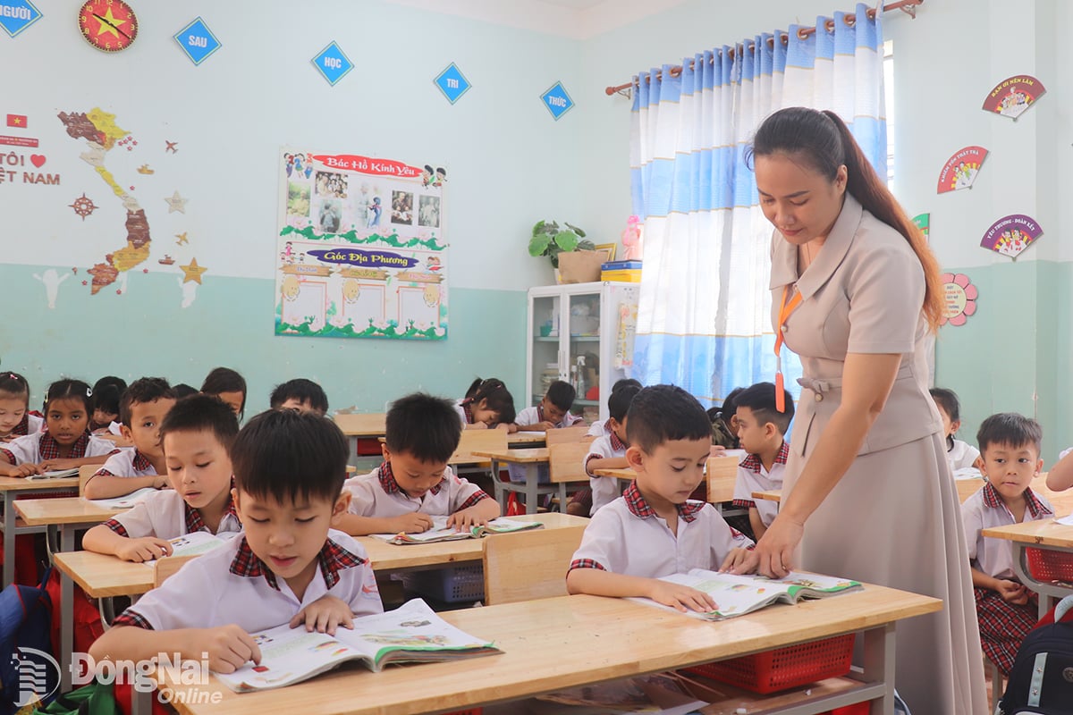 Lærere ved Hai Ba Trung barneskole (i Phu Nghia kommune) underviser elever i en vietnamesisk språktime. Foto: Hai Yen  