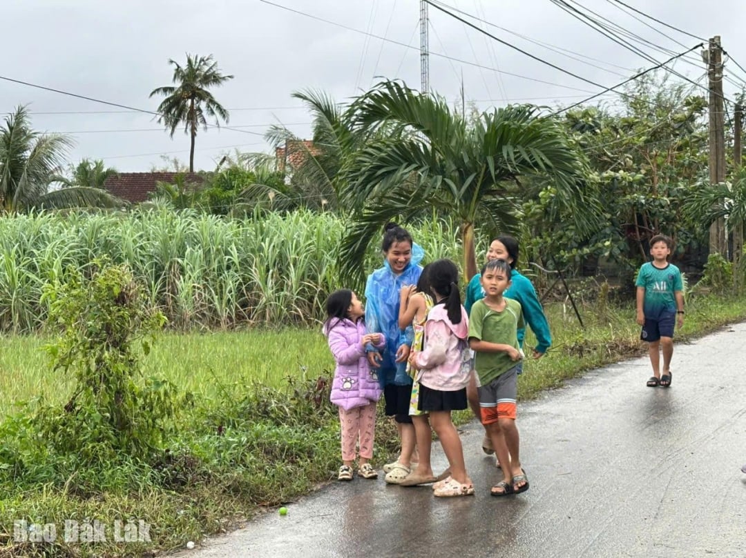 Pelajar Universiti Tay Nguyen menggalakkan pelajar yang terjejas banjir untuk mengatasi kesukaran dalam pelajaran mereka.