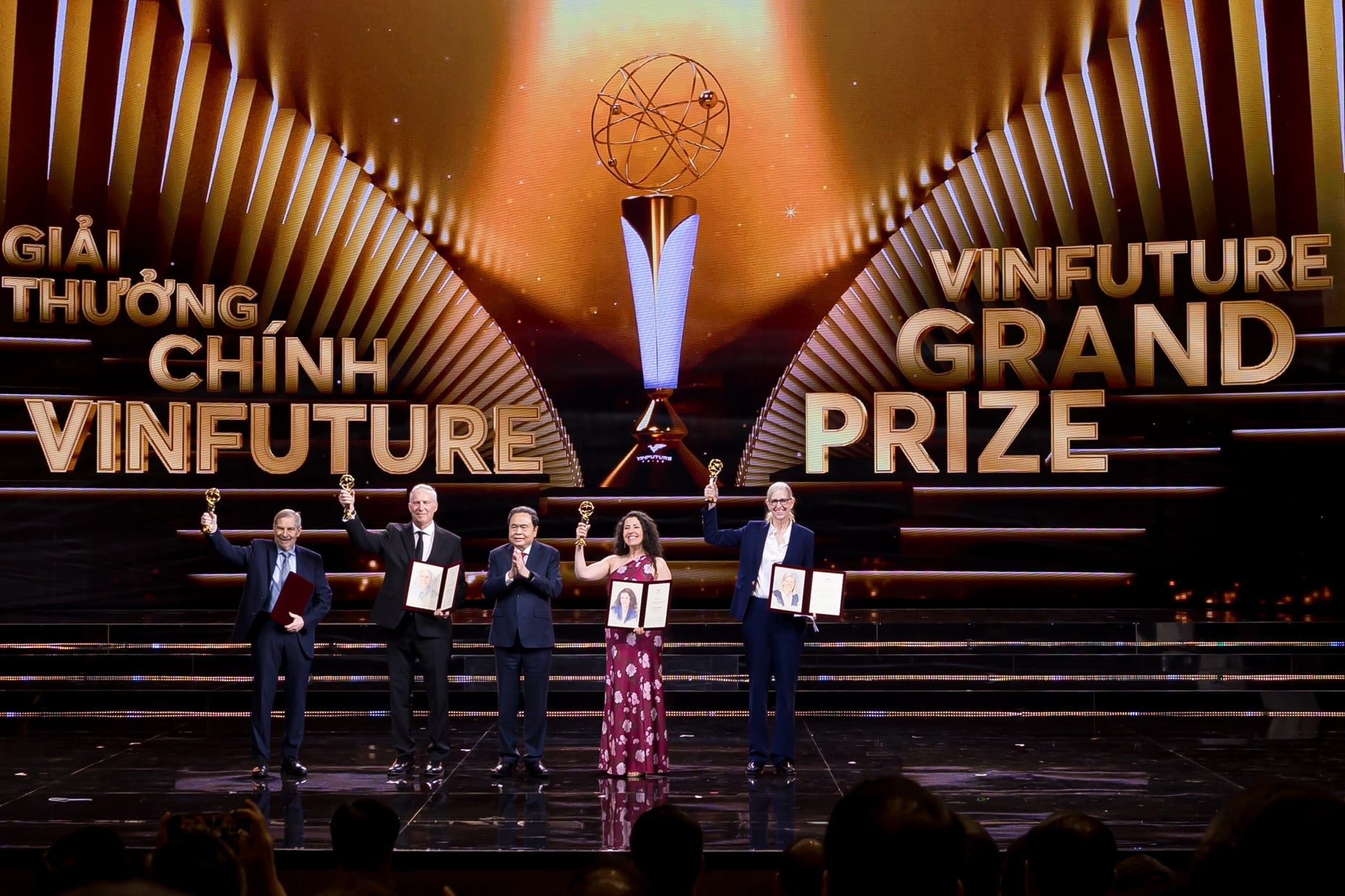 ລາງວັນໃຫຍ່ VinFuture 2025 ເຊິ່ງມີມູນຄ່າ 3 ລ້ານໂດລາ ໄດ້ມອບໃຫ້ນັກວິທະຍາສາດຊາວອາເມລິກາສີ່ຄົນ.