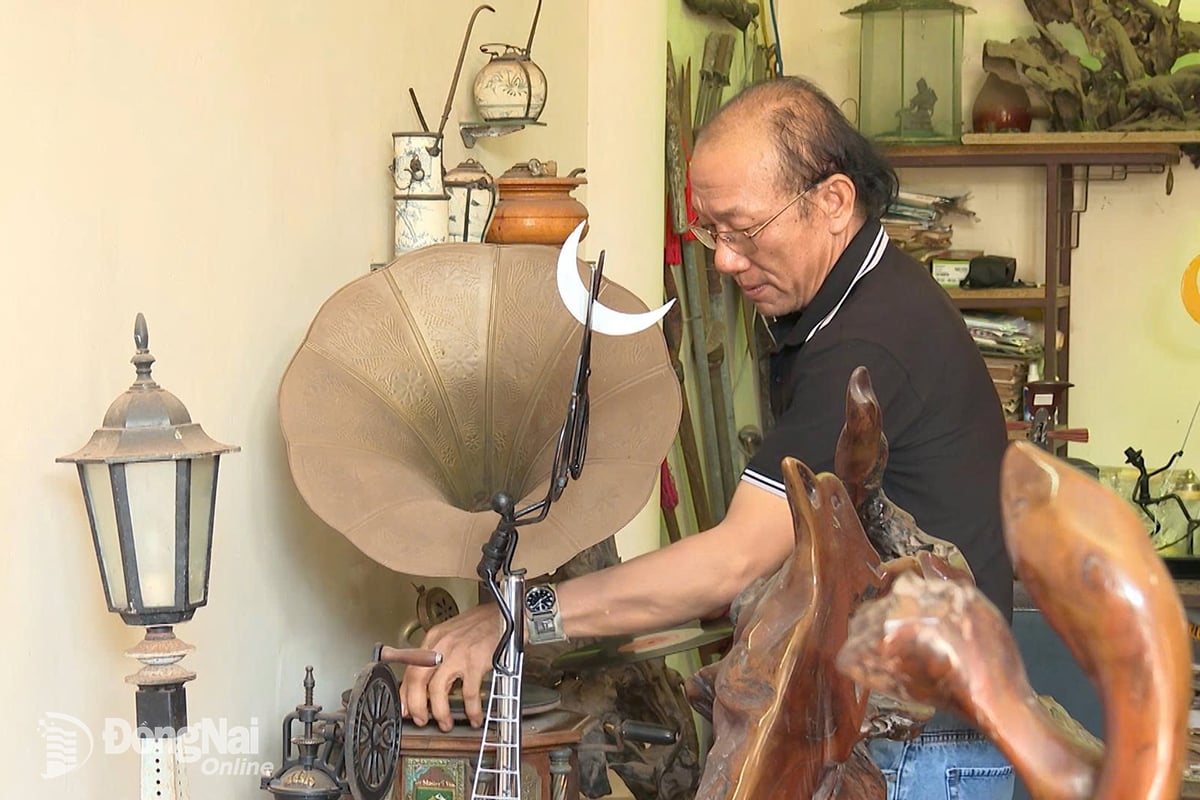 Gramofon je jeden ze starých, starožitných hudebních nástrojů, které pan To Van Quy sbíral a pečlivě uchovával. Stále si na něj občas zahraje, aby si ho poslechl. Foto: Hien Luong