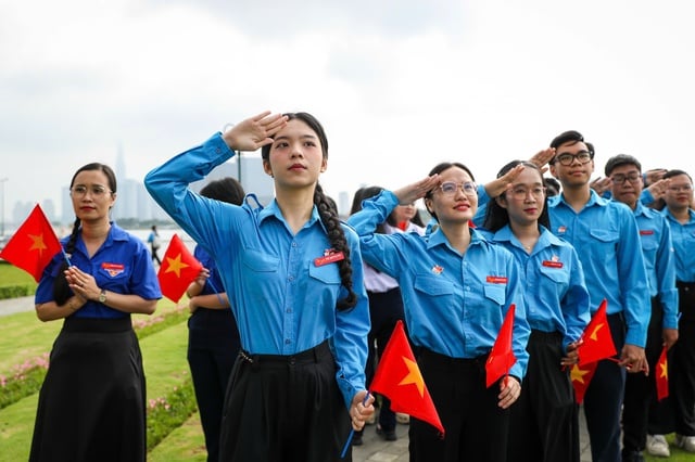 យុវជនដាក់ក្តីសង្ឃឹមលើវិថីអភិវឌ្ឍន៍ថ្មី - រូបថត ១. Người trẻ gửi gắm kỳ vọng cho chặng đường phát triển mới- Ảnh 1.