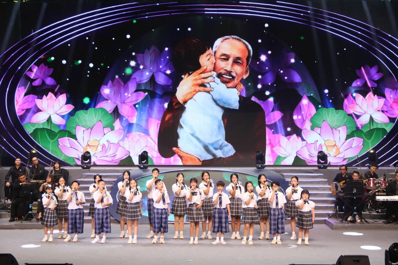 A program aprólékosan megtervezett zenei utazás, amely Do Nhuan zenész életét és karrierjét eleveníti fel.