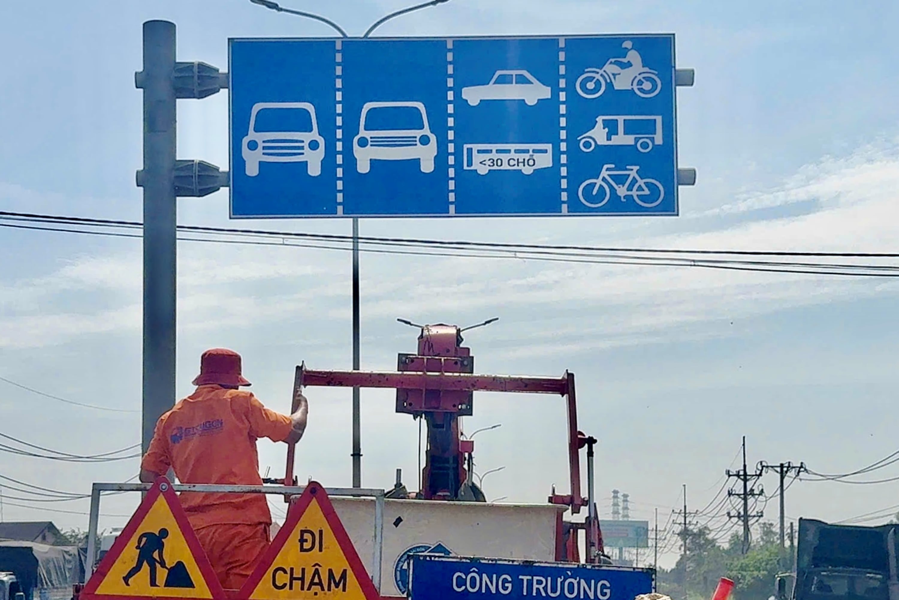 Pe 7 decembrie, Autostrada Națională 51 care traversează provincia Dong Nai a implementat oficial o nouă divizare a benzilor de circulație. Fotografie: Departamentul Construcțiilor