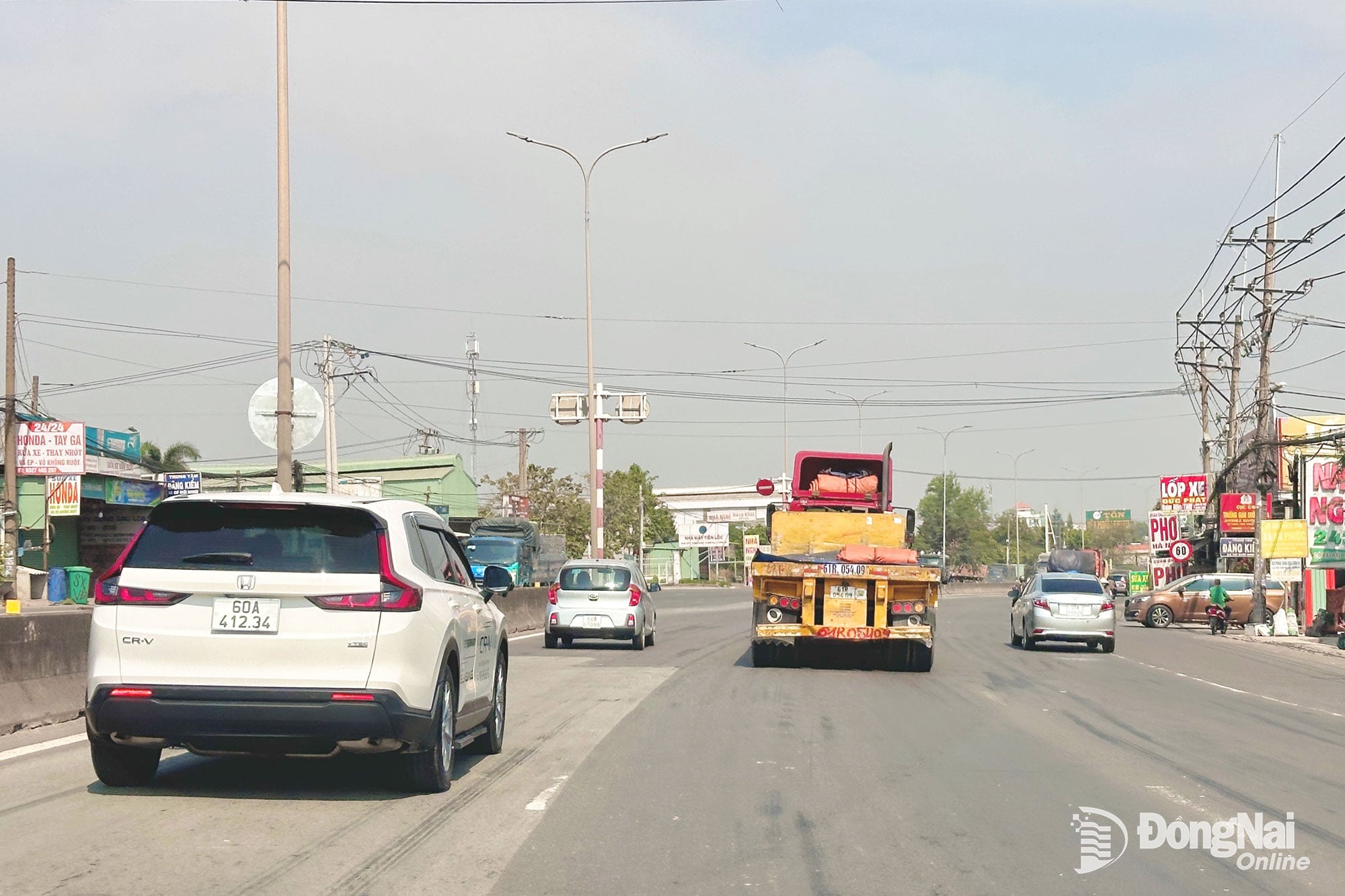 Vehicule care circulă pe Autostrada 51. Fotografie: Dang Tung