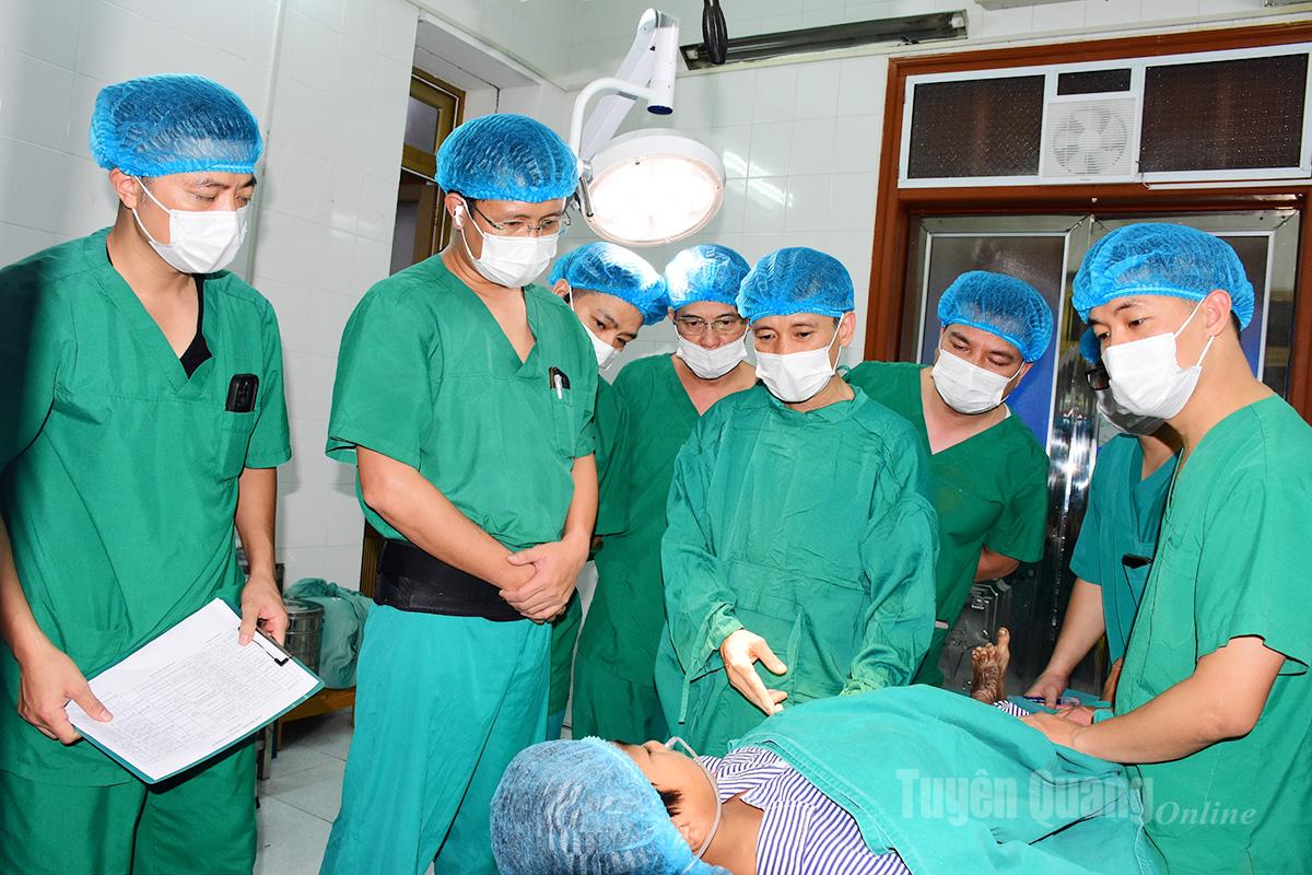 Docent Dr. Nguyen Manh Khanh (stående 3:e från höger till vänster), biträdande chef för Viet Duc Friendship Hospital och chef för Sala Humanitarian Club, undersöker patienten före operationen.