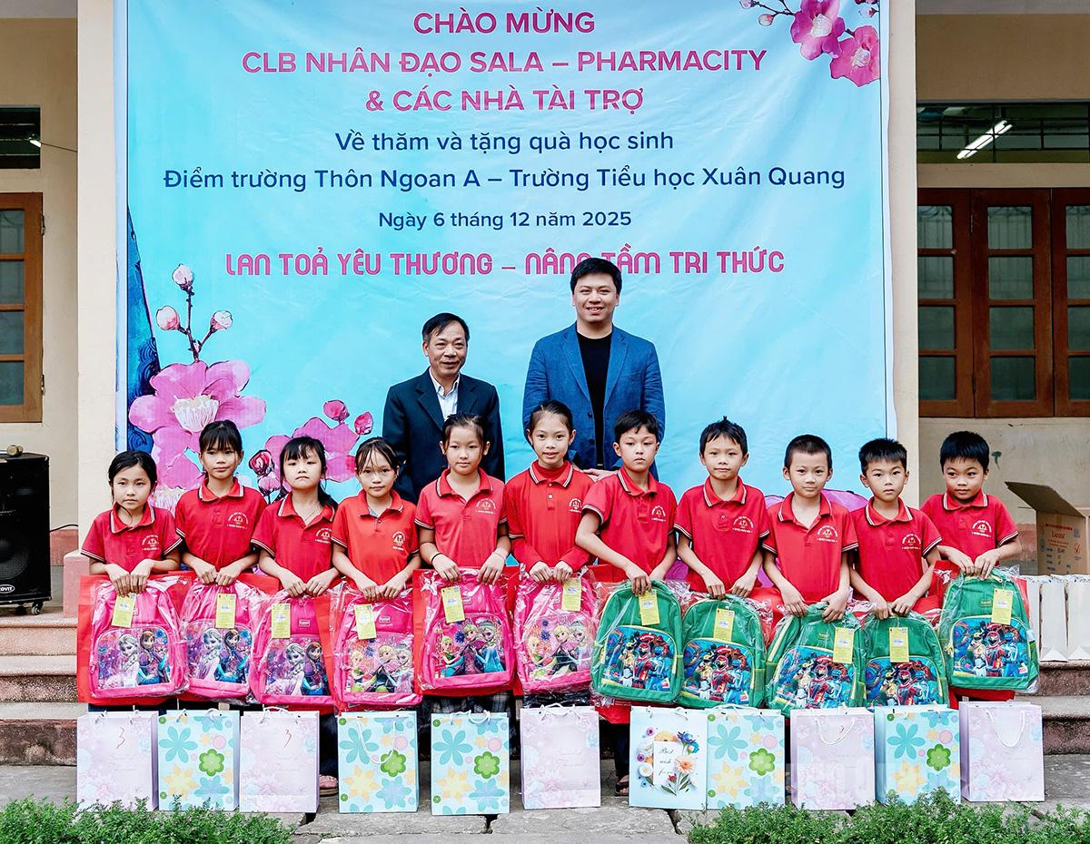 Medlemmar i Sala Humanitarian Club ger gåvor till elever på Ngoan A byskola, Xuan Quang grundskola, Chiem Hoa kommun.