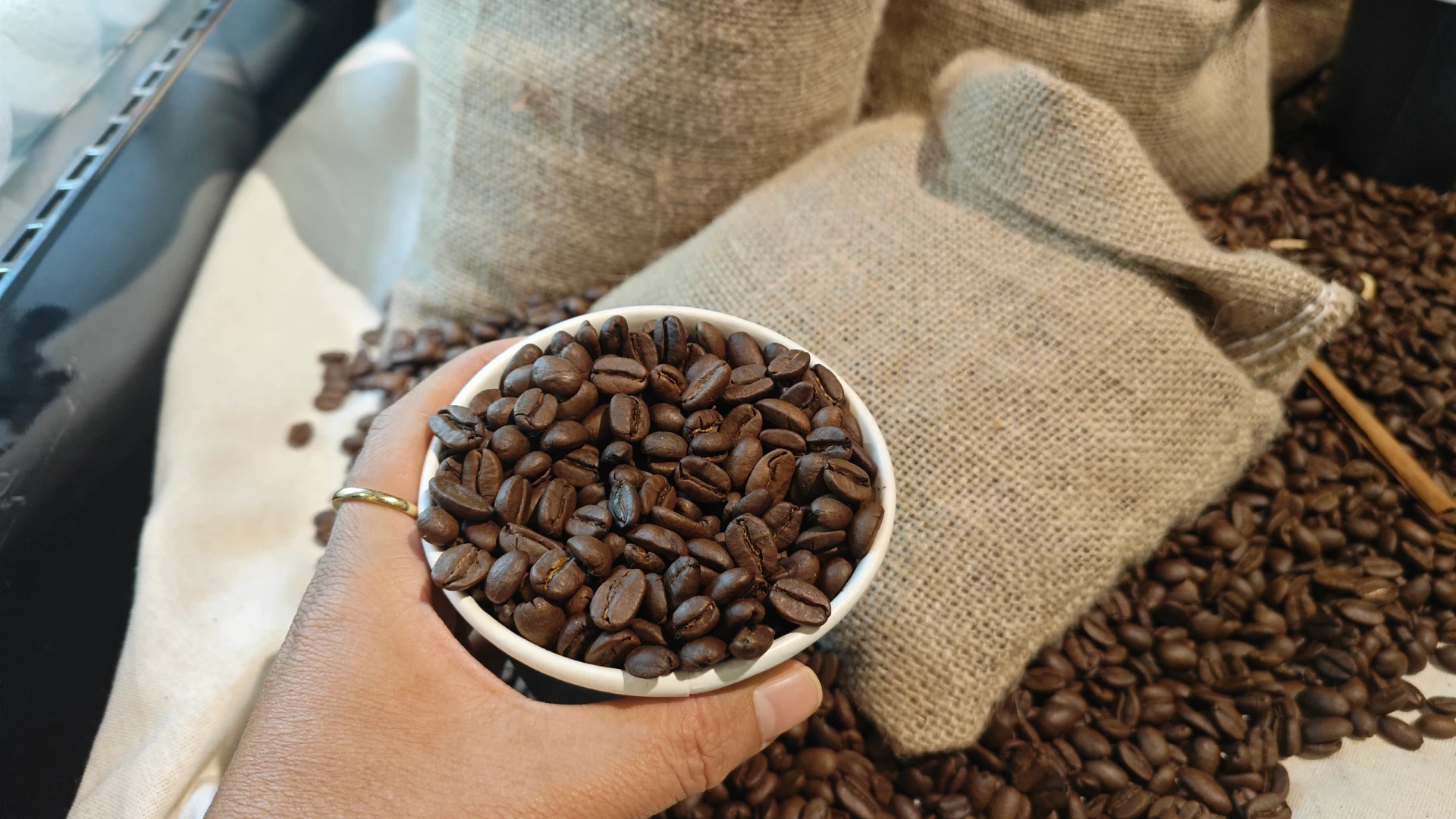 Gi&aacute; c&agrave; ph&ecirc; h&ocirc;m nay 7/12/2025: Nhiều v&ugrave;ng mất tới 9.000 đồng/kg