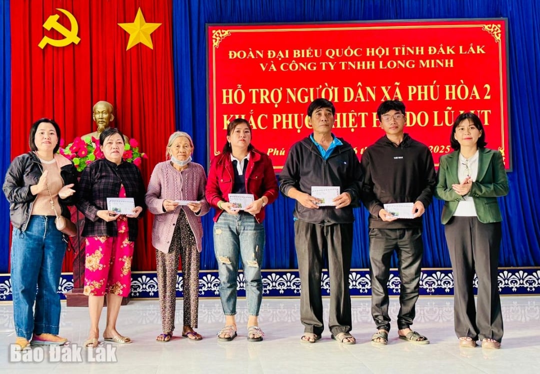 Ledare för den provinsiella nationalförsamlingens delegation och medlemmar av Long Minh LLC gav gåvor till familjer vars medlemmar dog eller vars hus rasade samman.