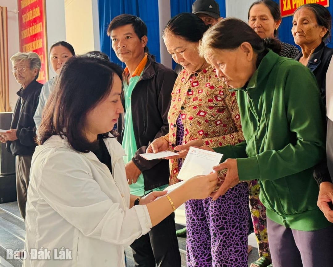 Fru Nguyen Ngoc Minh, direktör för Long Minh Company Limited, gav gåvor till invånarna i Phu Hoa 2-kommunen.