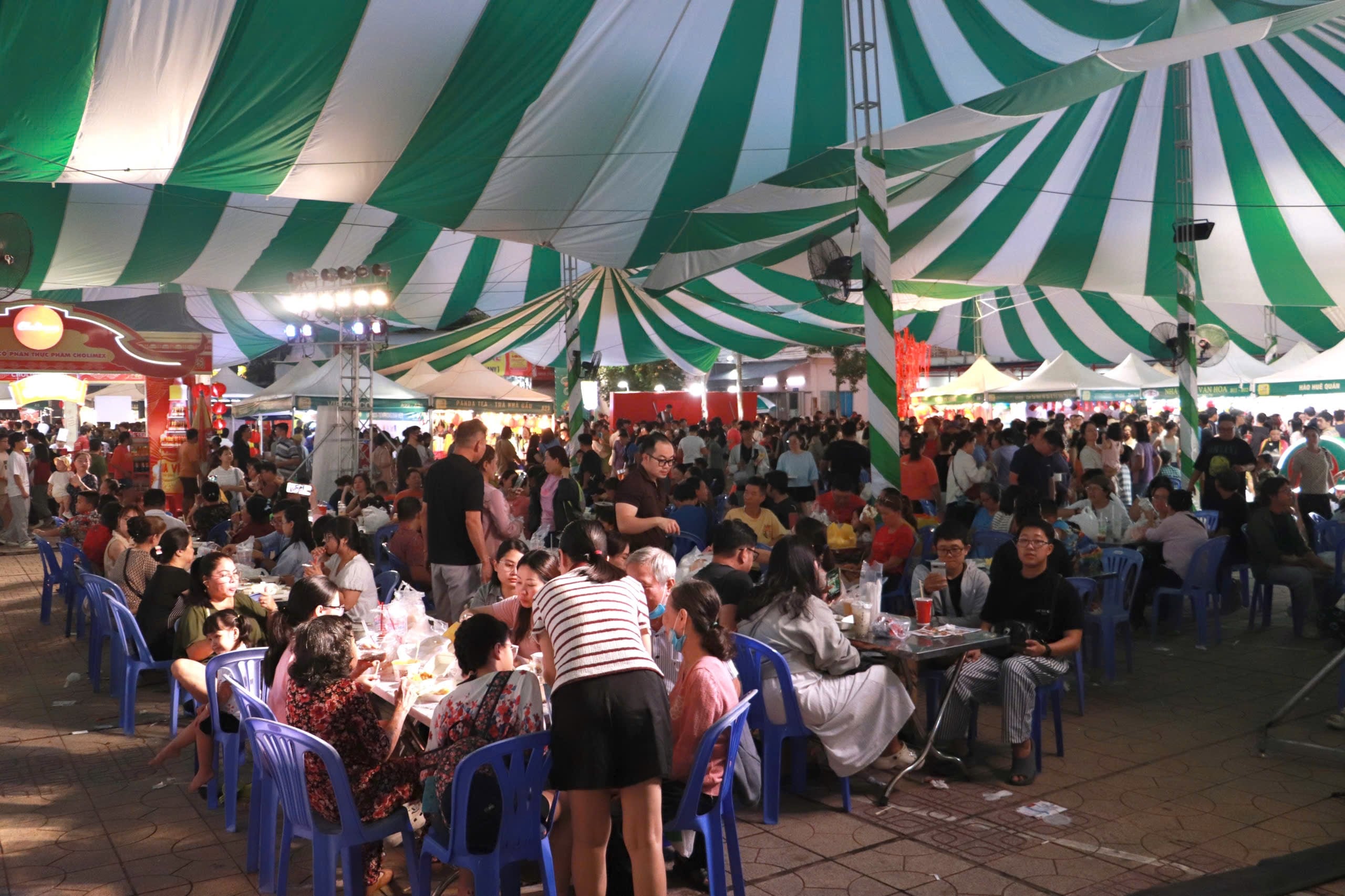 Lễ hội ẩm thực Chợ Lớn: Đông nghẹt khách ngày cuối tuần - Ảnh 1.