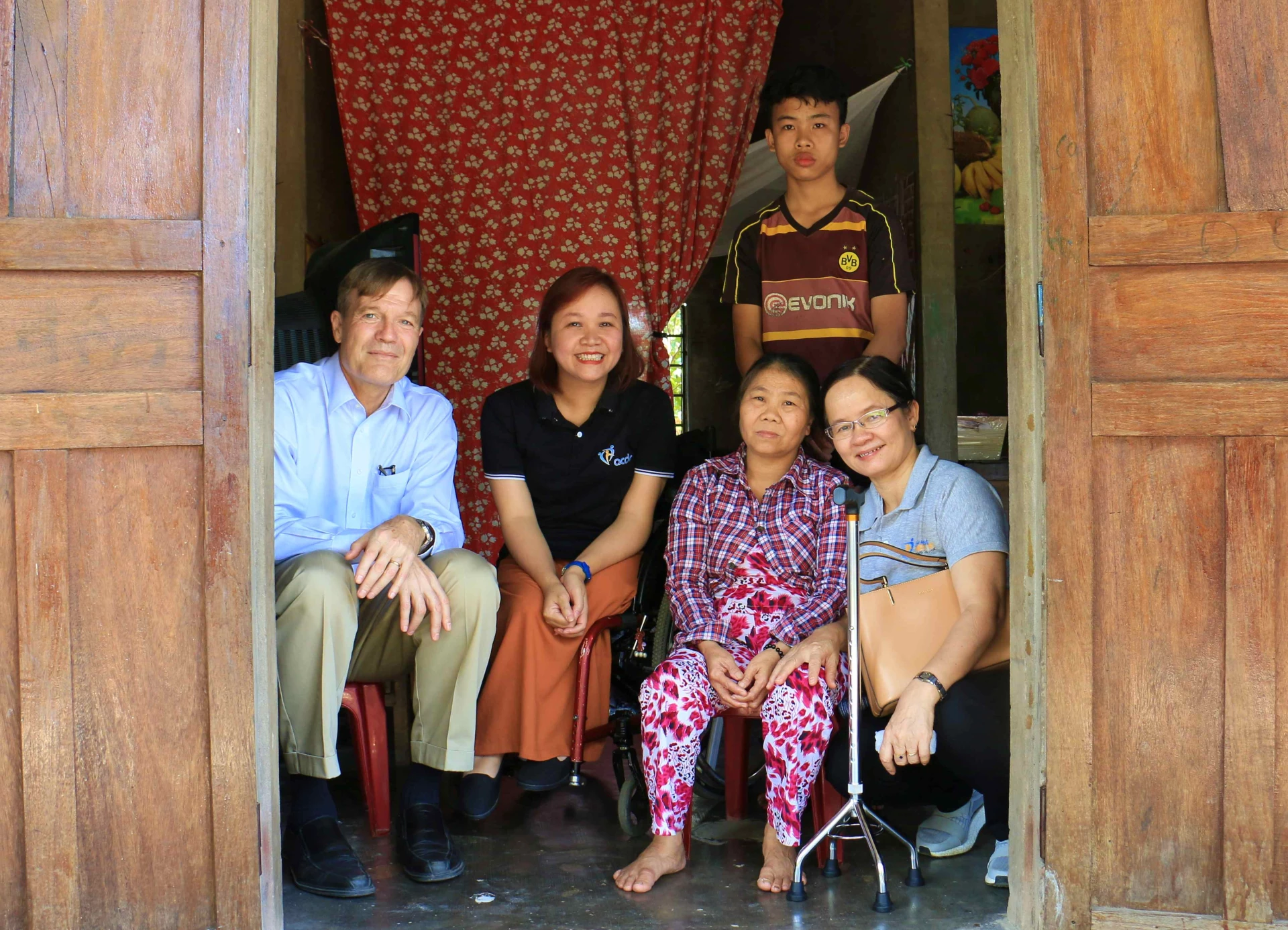 Г-жа Нгуен Тхи Лан Ань и её единомышленники посетили семью людей с ограниченными возможностями, подбадривали их и фотографировались с ними на память. Фото: Q.H.
