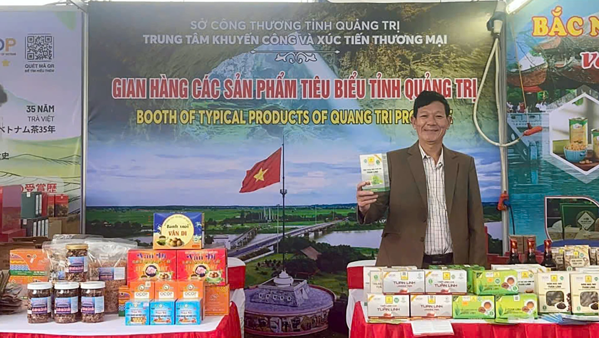 Produse ale Cooperativei de Producție de Ciuperci Curate și Afaceri Agricole Tuan Linh la standul provinciei Quang Tri, care participă la Forumul de Cooperare Locală Vietnam-Japonia, desfășurat în provincia Quang Ninh în noiembrie 2025 - Foto: N.M.