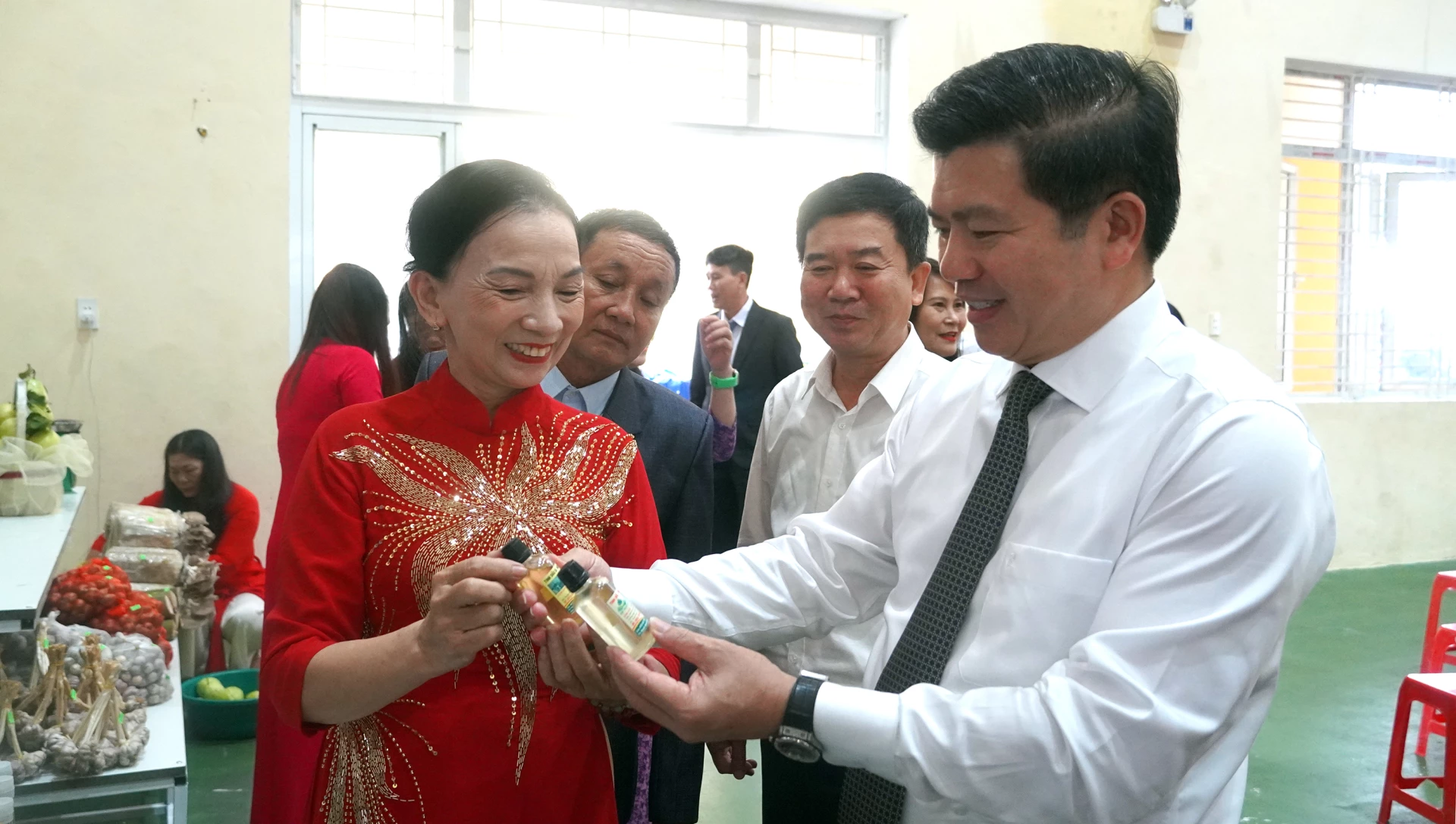 Tovarășul Tran Vu Khiem, secretar adjunct permanent al Comitetului Provincial al Partidului, a vizitat standul expozițional de produse OCOP la Festivalul Marii Unități Naționale din districtul Dong Son - Foto: N.M.