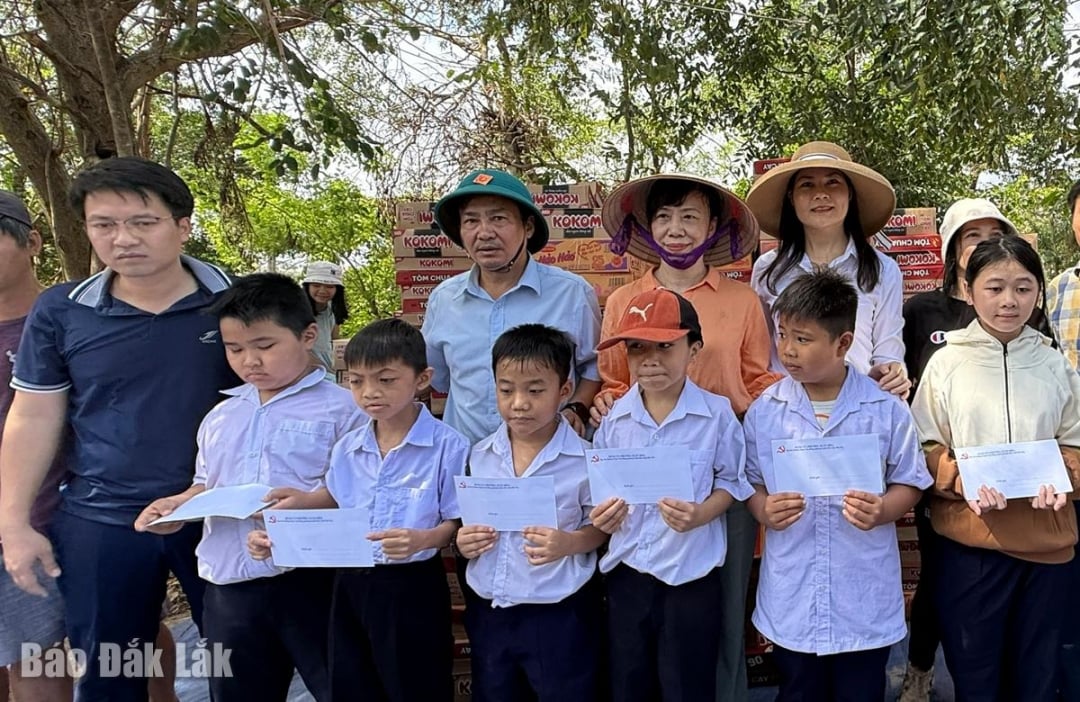 Αντιπροσωπεία της περιφέρειας Xuan Hoa έδωσε δώρα στους μαθητές της περιφέρειας Tuy Hoa.