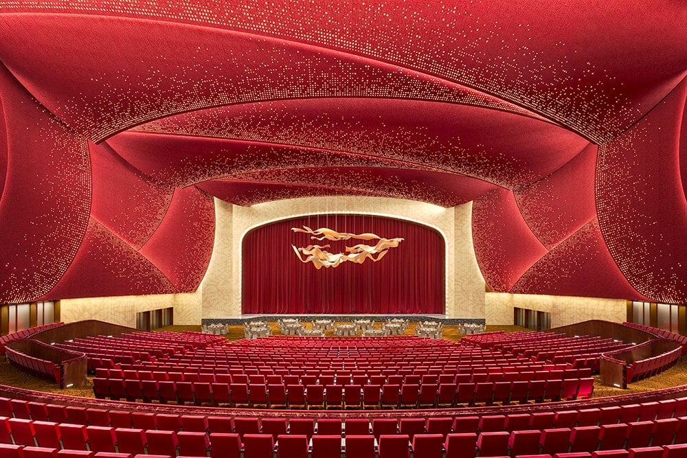 חלל המופעים הרב-תכליתי מצויד בריהוט מודרני ובציוד סאונד ותאורה על מנת להבטיח שיוכל לארח בו מופעים וקונצרטים בינלאומיים, ולקבל בברכה כוכבים עולמיים להופיע.