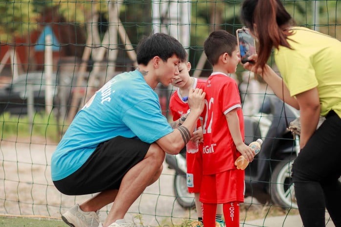 Đoàn Văn Hậu truyền cảm hứng cho cầu thủ nhí - Ảnh 3.