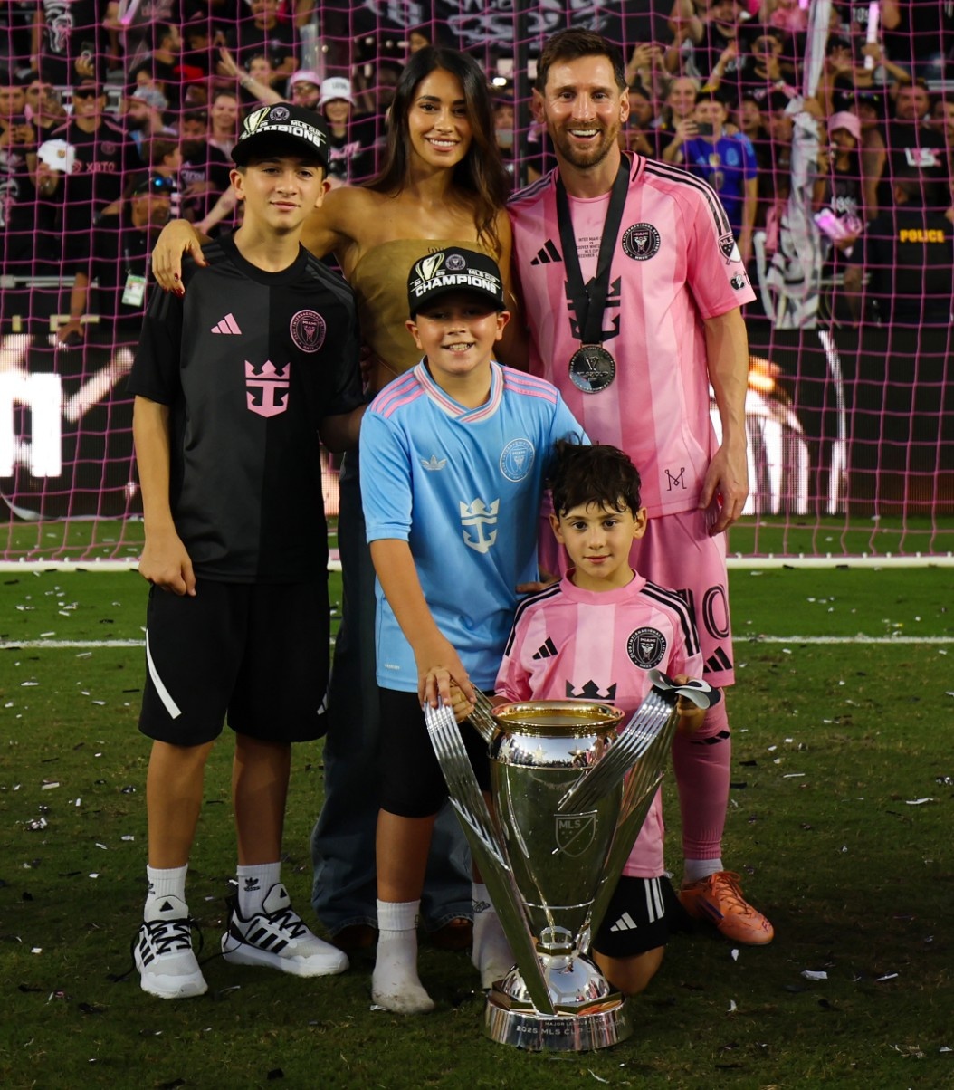 Messi s Family Photo Goes Viral Messi s Family Photo Goes Viral
