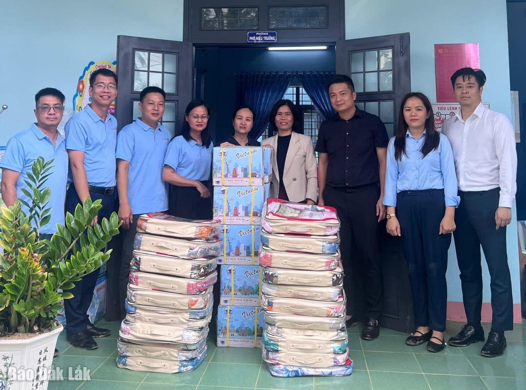 Ο κ. Hoang Anh Minh, Διευθυντής του Υποκαταστήματος VietinBank Phu Yen (τρίτος από δεξιά) και η αντιπροσωπεία του υποκαταστήματος απένειμαν δώρα για την υποστήριξη του Σχολείου Συνεχιζόμενης Εκπαίδευσης Hoa My Tay (κοινότητα Hoa My).