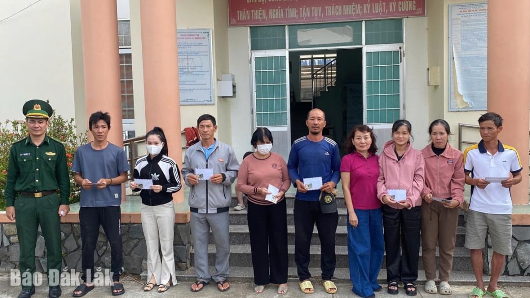 Le poste de garde-frontière de Xuan Dai s'est coordonné avec l'association caritative Hoa Xuan pour offrir des cadeaux aux ménages aquacoles ayant subi des pertes dans le quartier de Song Cau.