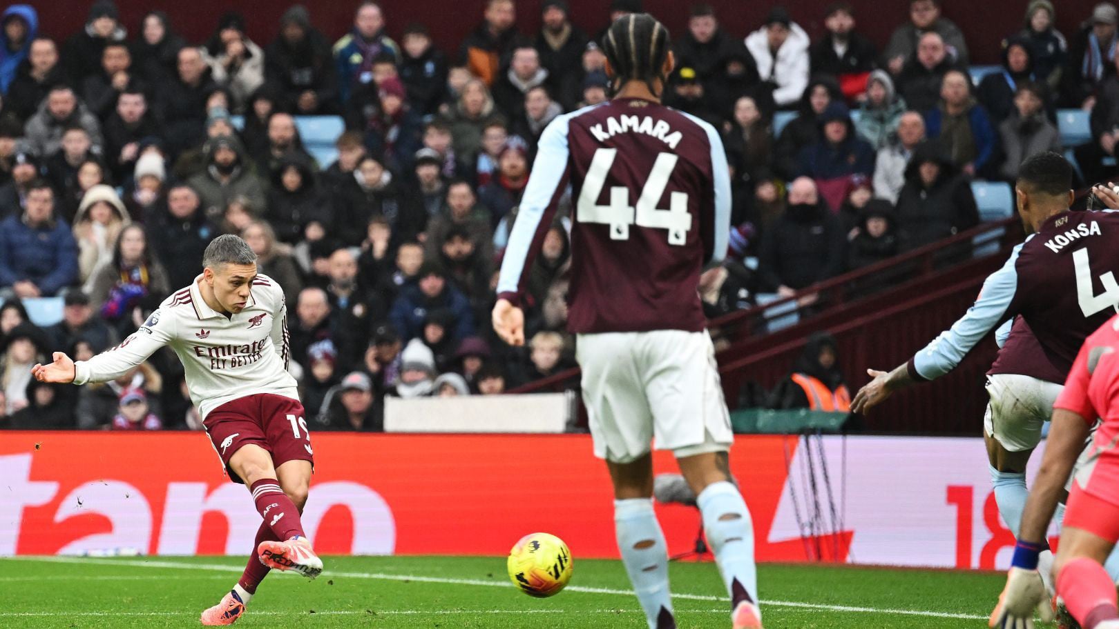 Trossard Aston Villa Arsenal.jpg