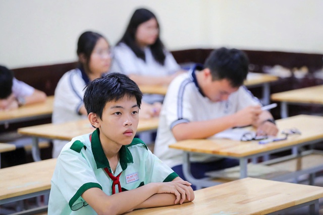Вступ до 10-го класу: Чи варто нам складати іспити чи розглянути можливість вступу, щоб зменшити тиск на учнів? - Фото 1. Tuyển sinh lớp 10: Nên thi hay xét tuyển để giảm áp lực cho học sinh? - Ảnh 1.