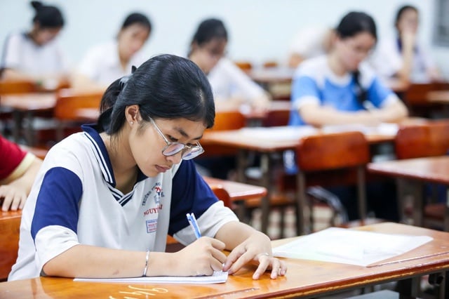 Вступ до 10-го класу: Чи варто нам складати іспити чи розглянути можливість вступу, щоб зменшити тиск на учнів? - Фото 2. Tuyển sinh lớp 10: Nên thi hay xét tuyển để giảm áp lực cho học sinh? - Ảnh 2.