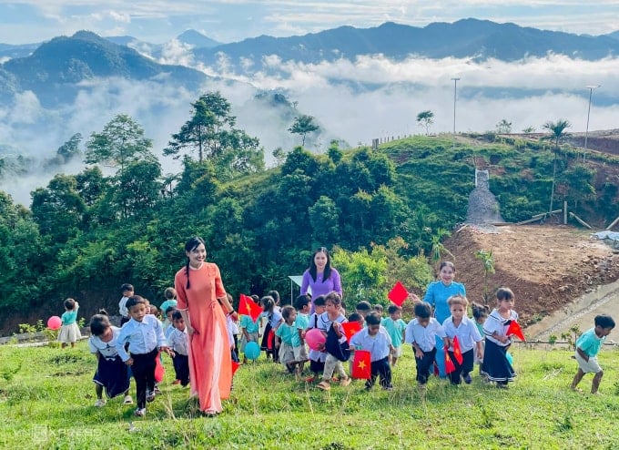 Profesorii și elevii școlii Tak Po din Tra Tap (fosta Quang Nam, acum orașul Da Nang) la ceremonia de deschidere, septembrie 2025. Fotografie: NTCC