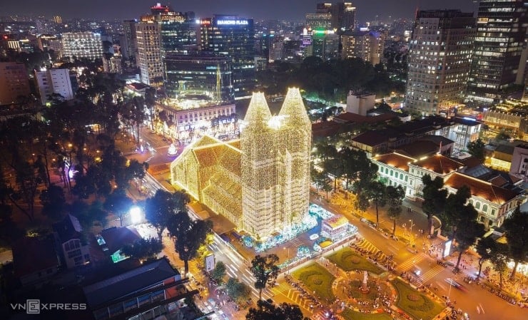 Visitors flock to check in at Notre Dame Cathedral when the lights come on - 2