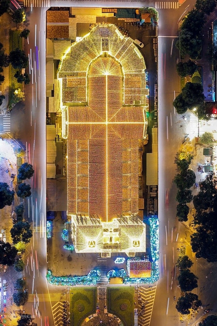 Besøkende strømmer til for å sjekke inn i Notre Dame-katedralen når lysene tennes - 3