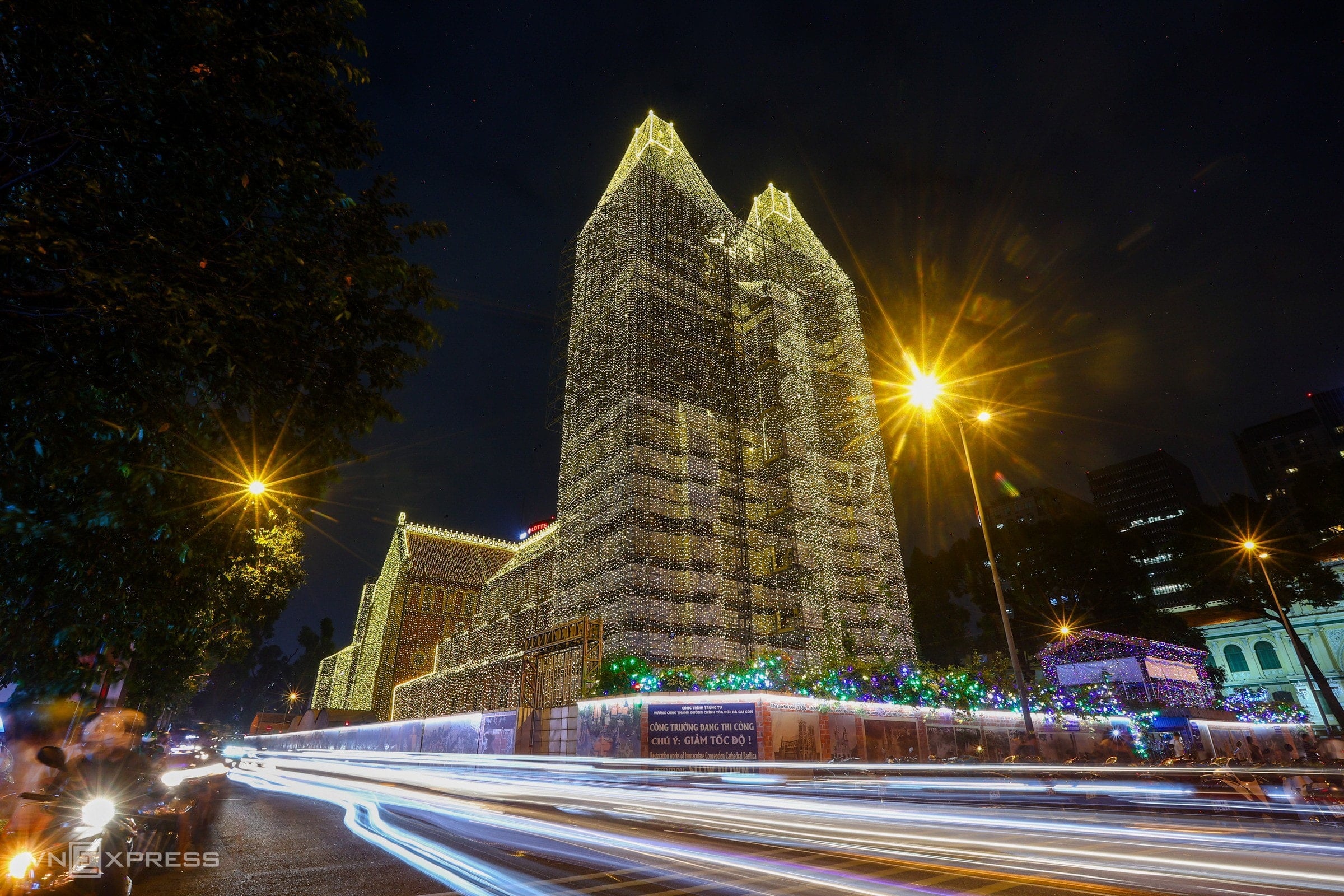 Besøkende strømmer til for å sjekke inn i Notre Dame-katedralen når lysene tennes - 4