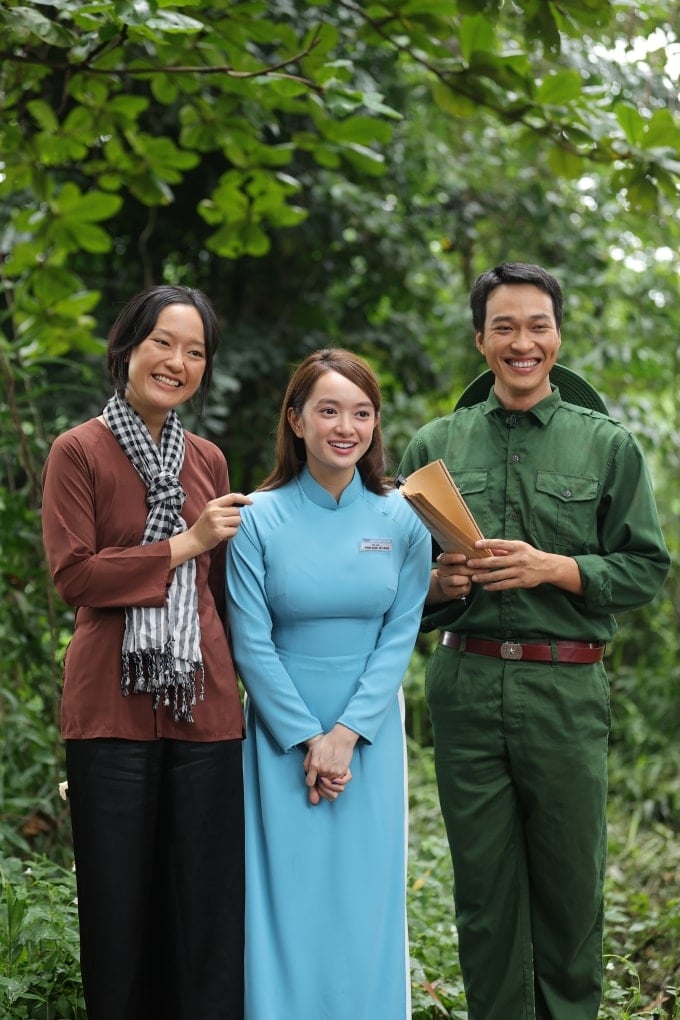 Kaity Nguyen (mitten), Lam Thanh Nha (höger) och Ho Thu Anh i sina filmkaraktärer, i MV Vietnam Quintessence. Foto: Tillhandahållen av besättningen.