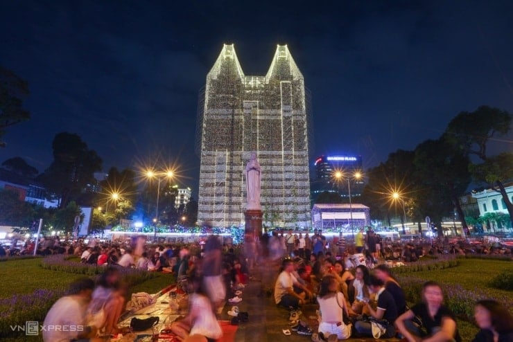 Besøkende strømmer til Notre Dame-katedralen for å sjekke inn når lysene tennes - 10