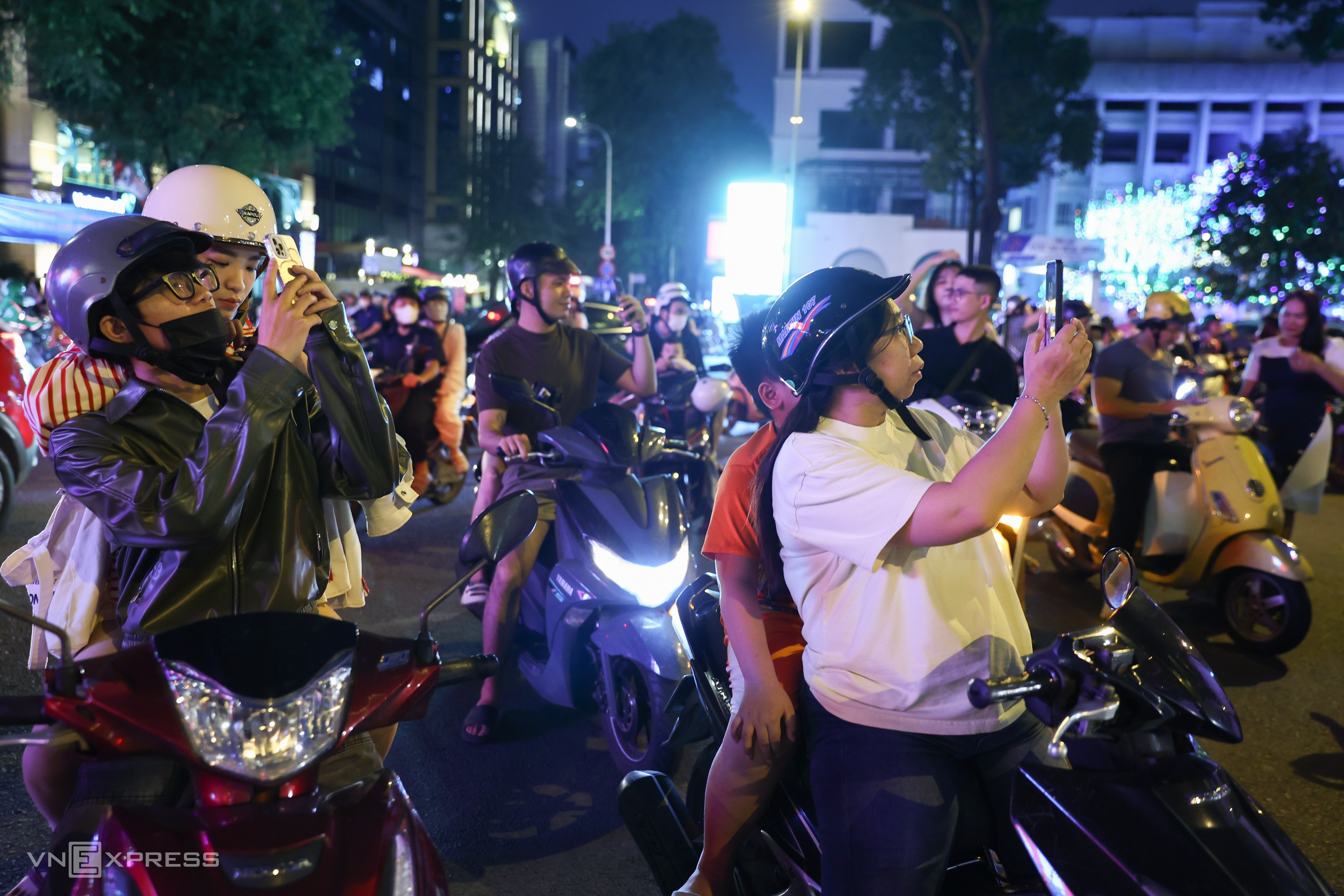 Besøkende strømmer til for å sjekke inn i Notre Dame-katedralen når lysene tennes - 12