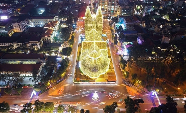 Los visitantes acuden en masa a registrarse en la Catedral de Notre Dame cuando se encienden las luces - 1