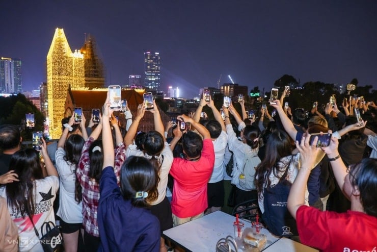 Los visitantes acuden en masa a registrarse en la Catedral de Notre Dame cuando se encienden las luces - 6