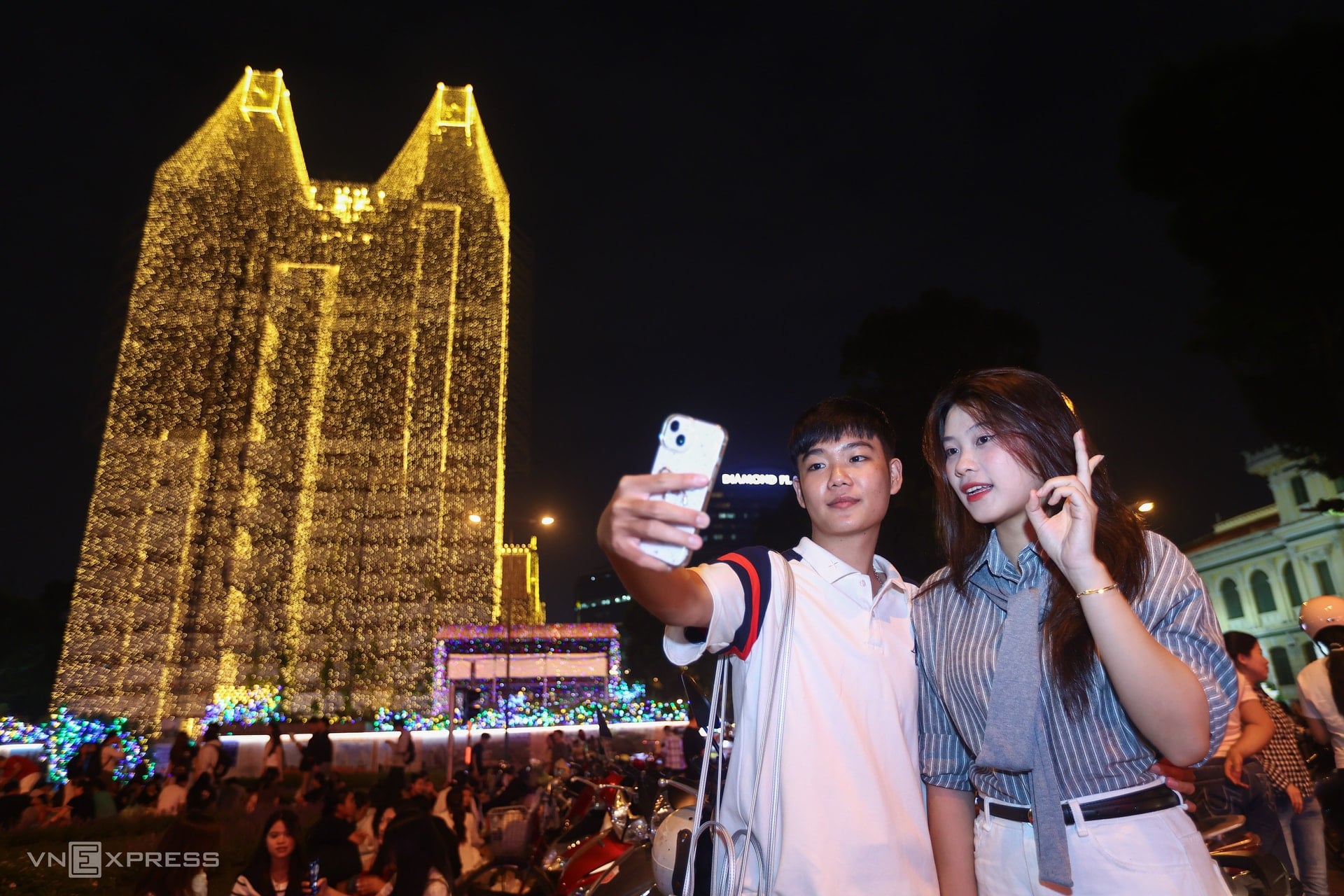 Los visitantes acuden en masa a registrarse en la Catedral de Notre Dame cuando se encienden las luces - 11