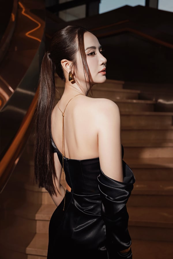 Реальная женщина-генеральный директор из фильма «В миллиметре от тебя» демонстрирует свою гладкую, сексуальную талию - Фото 2. Nữ tổng tài phim 'Cách em 1 milimet' đời thực khoe lưng ong nuột nà, gợi cảm - Ảnh 2.