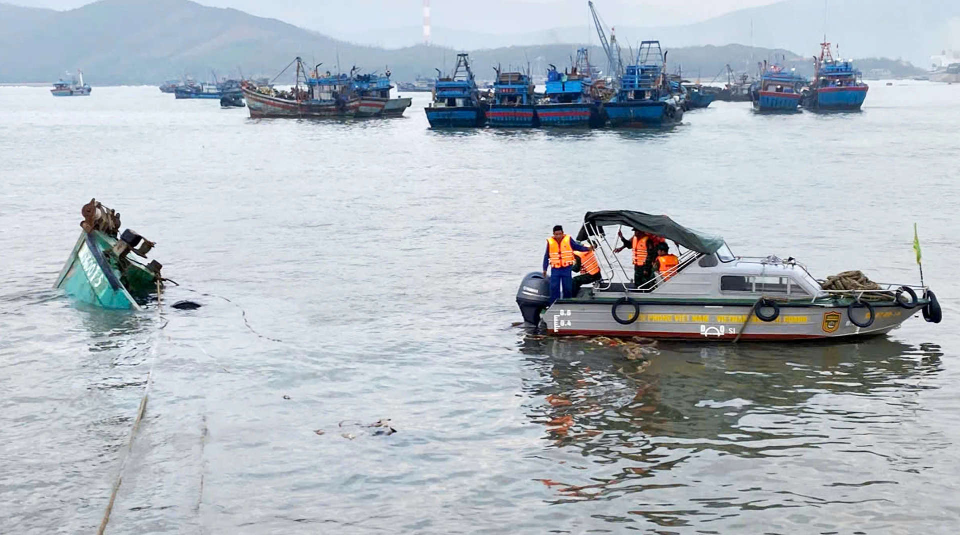 រូបថត៖ មន្ត្រីប៉ុស្តិ៍ព្រំដែនកំពង់ផែ Hon La និងទូក ST66o បានសម្របសម្រួលដើម្បីត្រួតពិនិត្យ និងជួយក្នុងការសង្គ្រោះទូកនេសាទដែលលិច BV-93600-TS ។